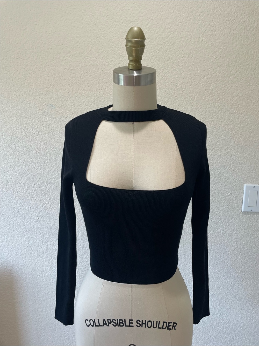 NWT Yazinie Black Cutout Long-Sleeve Crop Top